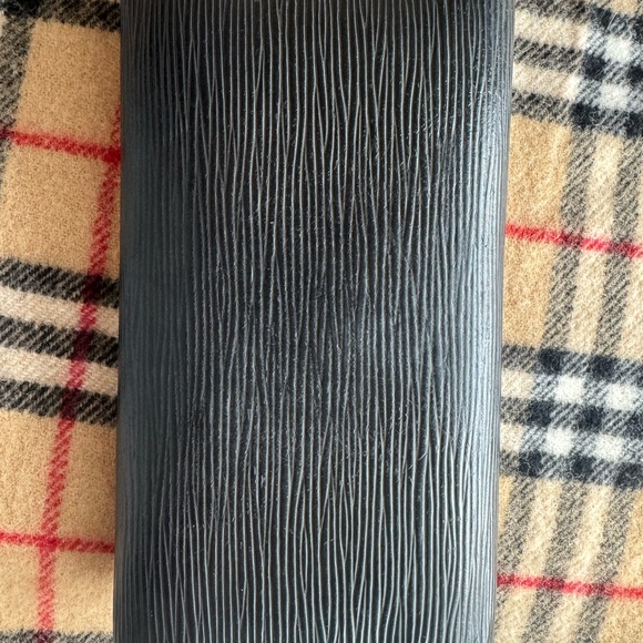 LV EPI LONG WALLET (TEAR,FADING) MAKE ME AN OFFER! - Picture 7 of 14